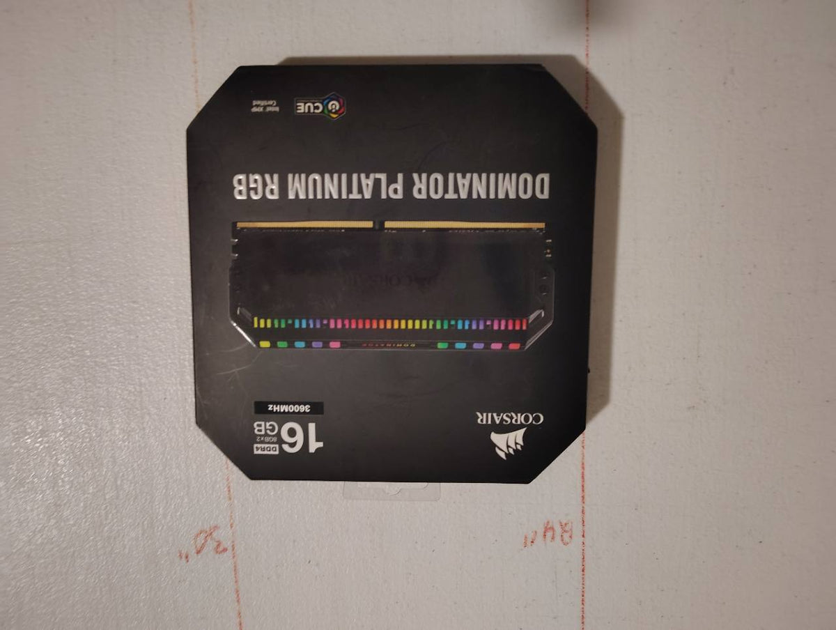 Corsair Dominator Platinum RGB packaging showing DDR4 16GB 2x8GB 3600MHz